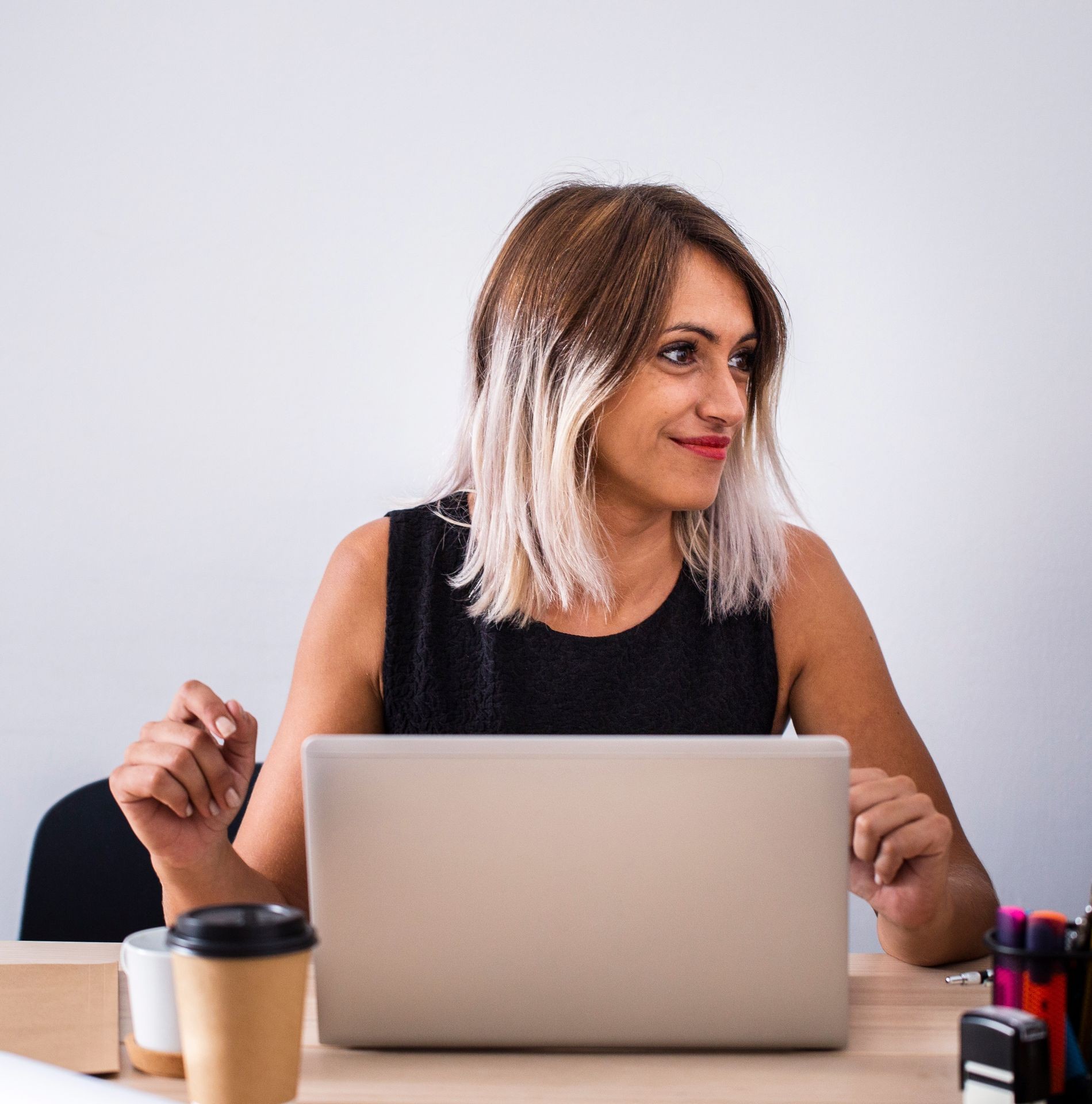 Virginie, conseillère pour Conseil Direct, souriant devant son ordinateur portable